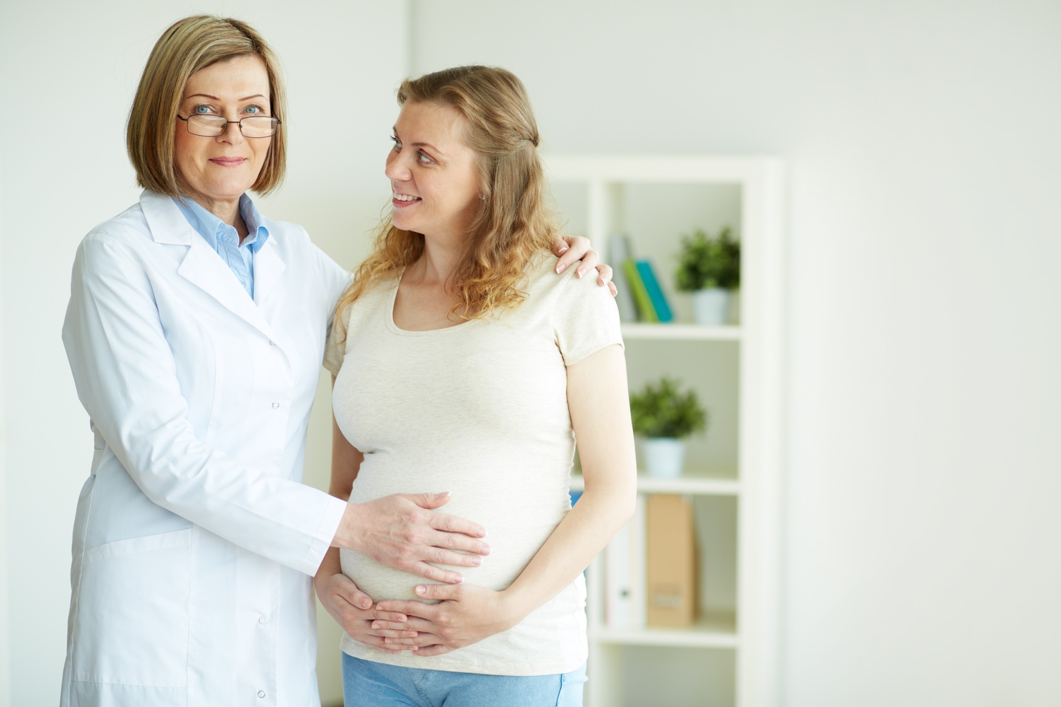 gynecologist with a pregnant women